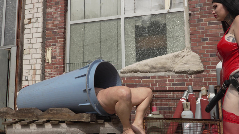 MissAlessaMilano: Ovunque, anche nella spazzatura che scopo