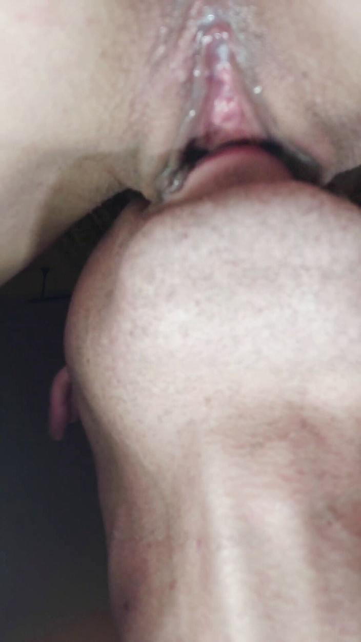 Wet Pussy Fuck: Teen oholená kundička lízaná velmi zblízka velmi mokrá kundička