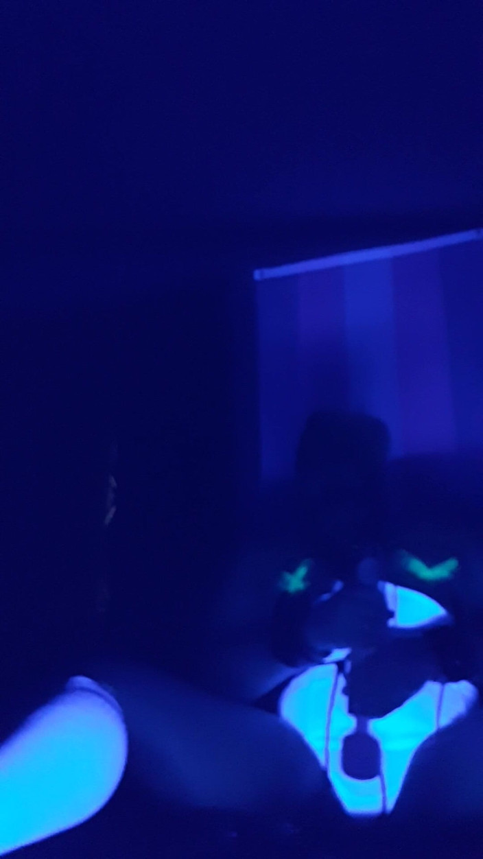 Roxxie rae page: Perhambaan lampu hitam