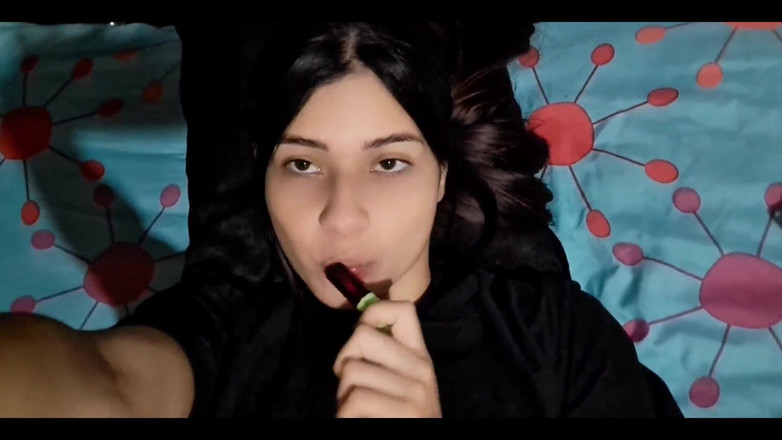 Yulieth Gomez: Papai, você gosta de como eu me toco? Sim, papai?...