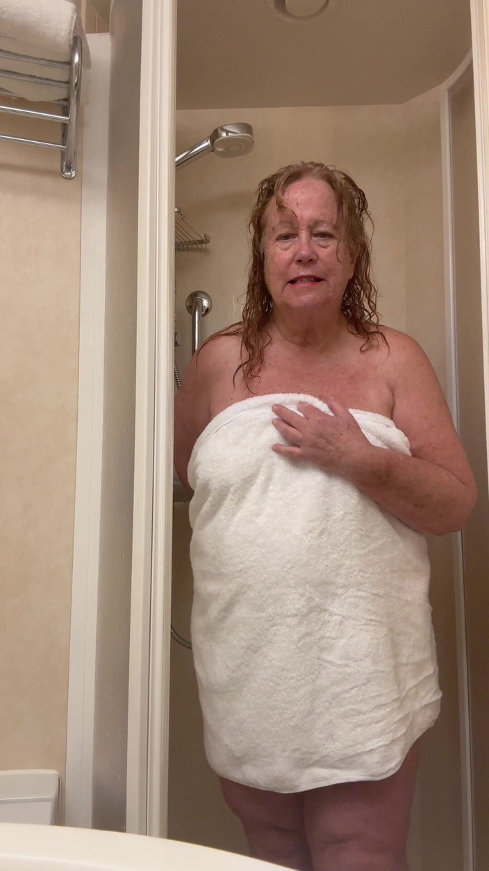 Big Ass 4 U: Avó toma banho depois de derramar borbulhante tudo