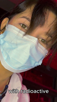Sexy wetenschapper zuigt me af van sperma in haar laboratorium