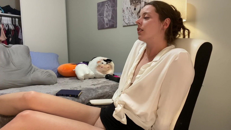 Nadia Foxx: Une brune sexy lise un roman romantique torride et prend...