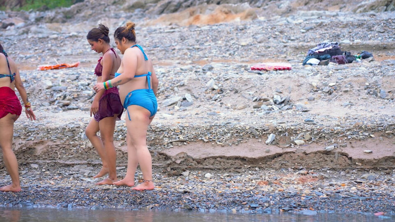 JAYESH GUPTA: Une Romance Lesbienne De Tina Et Ses Deux Sœurs (trio)