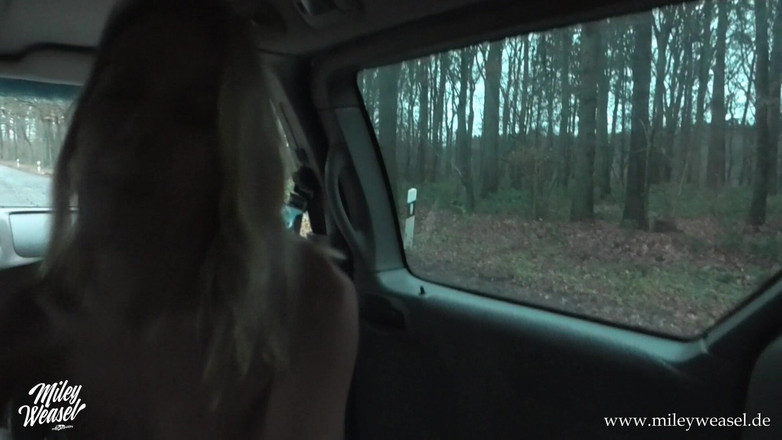 Miley Weasel: Ateşli Alman sarışın herkesin içinde sikiliyor