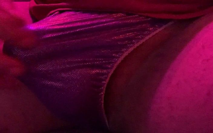 Thongsnpanties: Culotte, éjaculation dans un string en satin violet