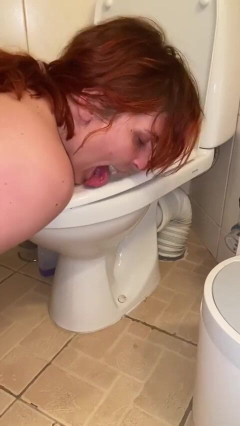 Elena917: Pissing and cleaning the toilet with my tongue