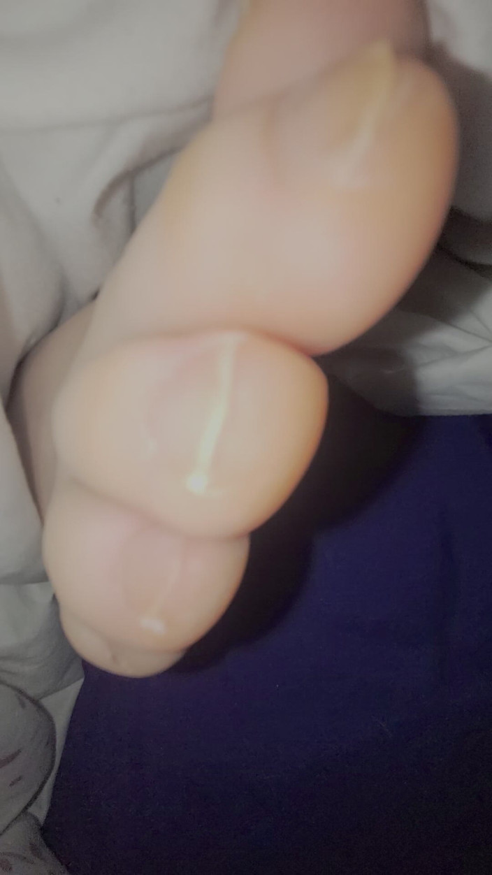 On cloud 69: 床上的脚