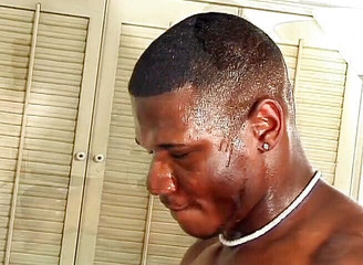 Bareback TV: 肌肉发达的黑人壮男狠操鸡巴