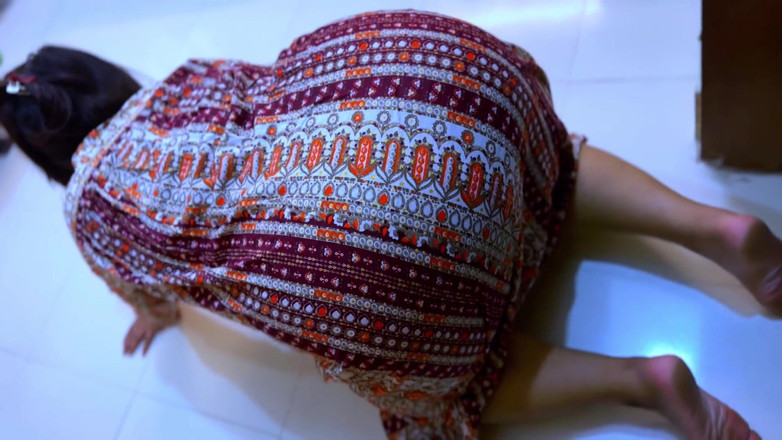 Aria Mia: सुंदर मिस्र हॉट सौतेली मम्मी मेज के अंदर फंस गई अब वह मुझसे सख्त चुदाई चाहती है!