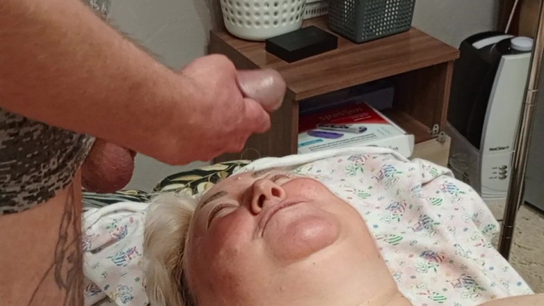 Zona901: Vecina are parte de o gură de spermă după ce îmi...