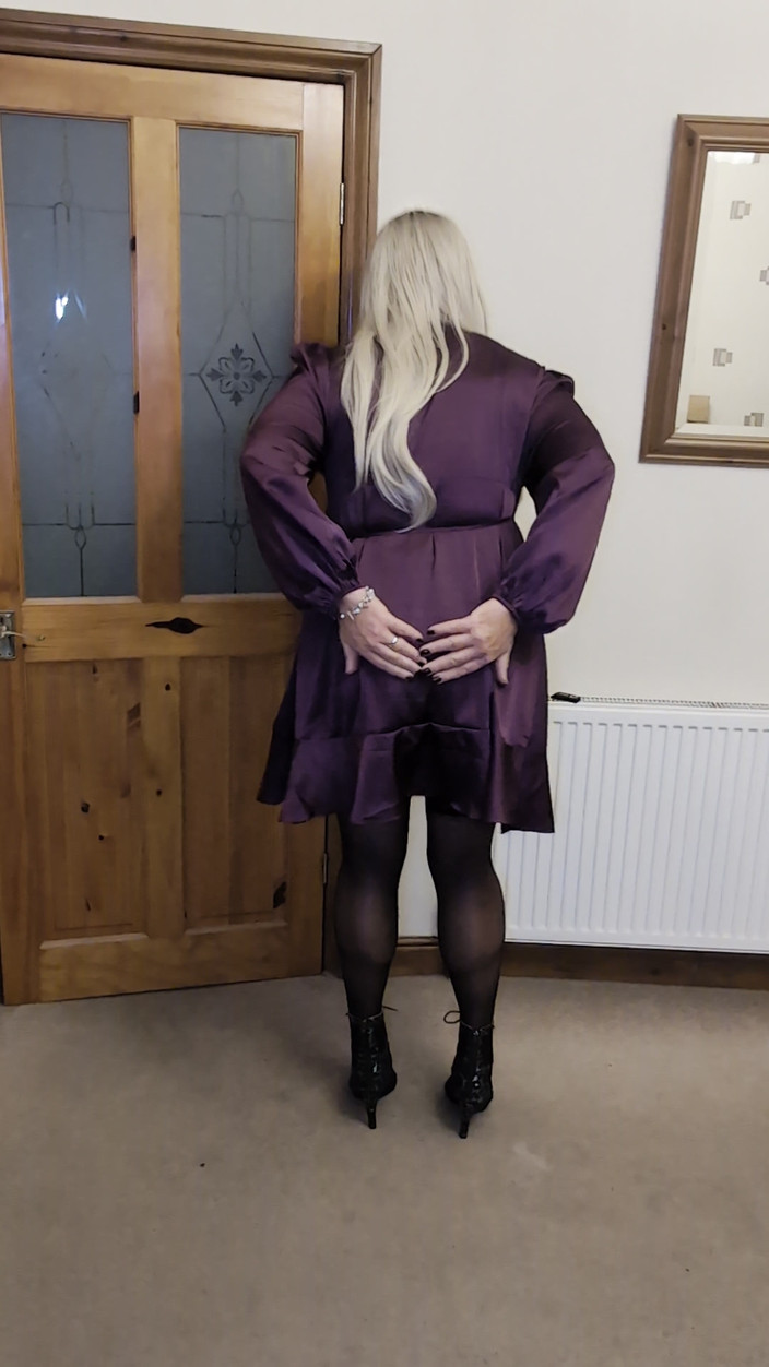 Sarahsatinslut: Satén morado, tetas y semen