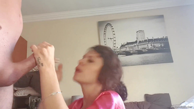 domslutfucker: 자지를 빨고 사정할 때까지 핸잡을 하는 핑크색 가운을 입은 소녀