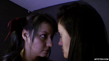 MF Fetish: Dua awek Brazil panas bergelut dengan awek hamba