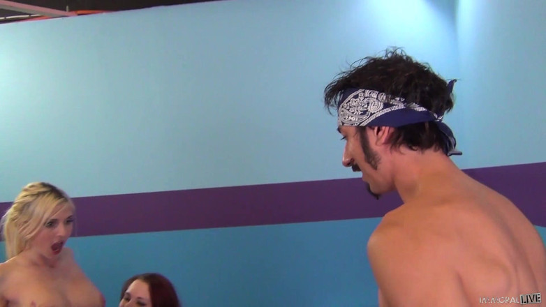 Immoral Live: Час сквірту з іграшками