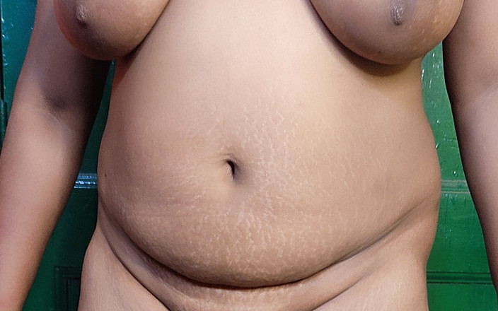 Indianbhabi2: Indisk Bhabi fingrar på hennes fitta med oljor och visar...