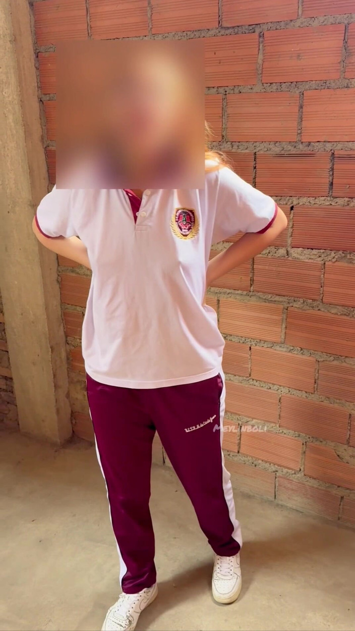 MeylinBoli: Une étudiante sort doucement de la fac avec son copain