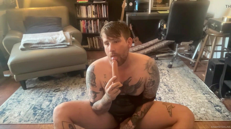 Dirtytrisha: En privé, je suce mon gode dans une robe en...