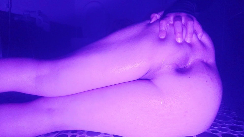 Kitty_Cross: かわいいフェムボーイがお風呂カラフルなライトの雰囲気の大きな天然のおっぱいを持っている