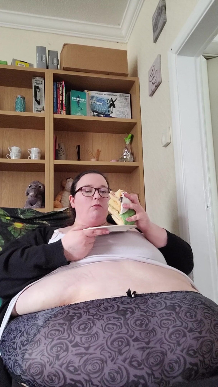 SSBBWLadyBrads: Mmm cake