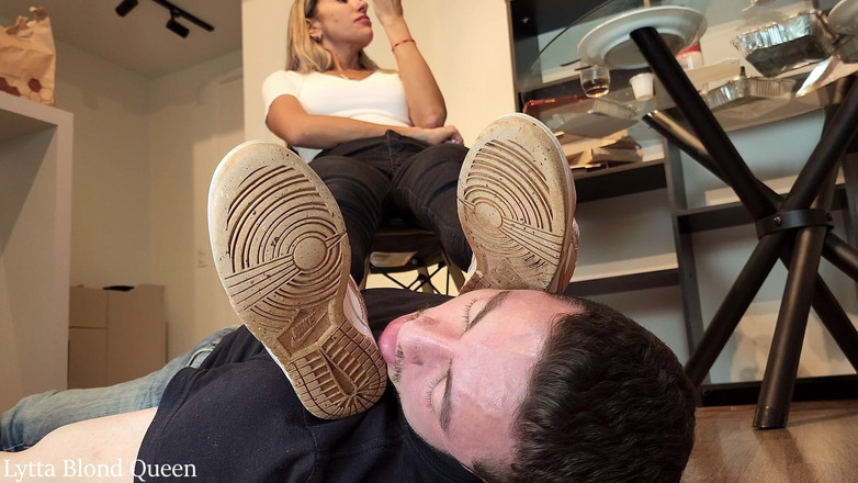 Queen Lytta ballbusting and cum lick: Lytta nutí svého kamaráda otroka, aby čůral a uctíval její zpocené...