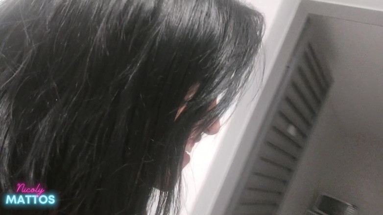 Nicoly Mattos: 내 작은 보지 털에 사정하는 음란한 도어맨!