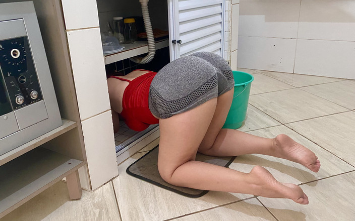 Curious Electra: 非常热辣的女仆打扫