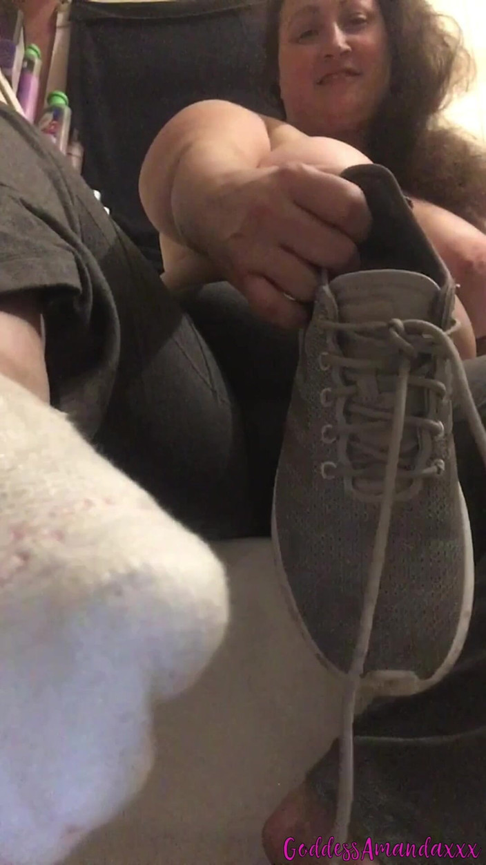 Goddess Amanda: Masturbarse Con Mis Calcetines Y Pies Sucios