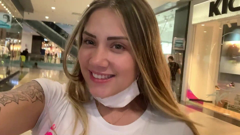 Sara Blonde: Sara Blonde a Camila Mush se svlékají a masturbují ve...