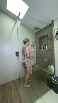 Sozinho no chuveiro. Pule para o.