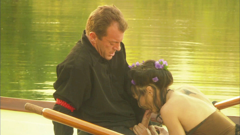 CBD Media: 유부남과 보트에서 로맨틱한 섹스를 즐기는 핫한 아름다운 20살 갈색 머리