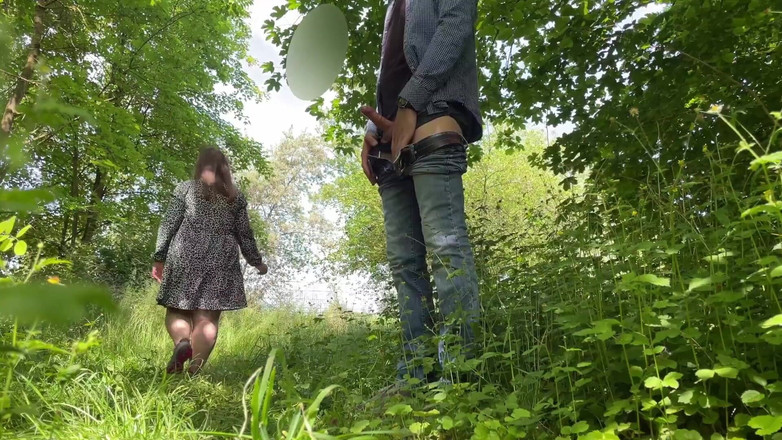 OurFetishLife: 继母知道如何在内裤中暴露她的阴户，让她的继子快乐