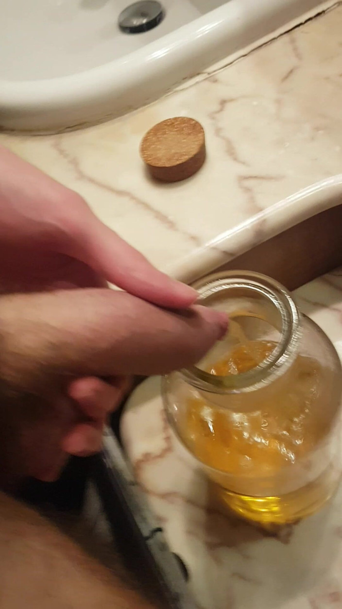eighteentwink: 在罐子里撒尿来炫耀我所有的金黄色液体，因为你们中的一个人让我
