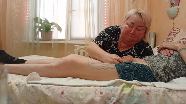 Zona901: Мачеха сосет каждую последнюю каплю спермы из члена