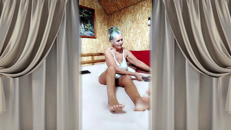 Lukerya: ホットな主婦ルケリヤ。大きなベッドに大きなお尻が乗ってる。