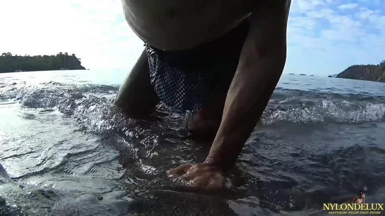 Nylondelux: Nylon vui vẻ tại bãi biển công cộng