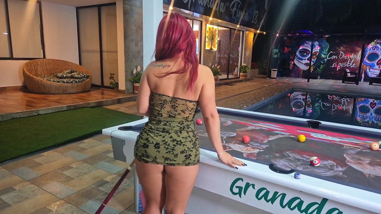 AlejandraPalacios: Bucaramanga'da Bir Barda, Büyük Bir Evli Kişi Bilardo Masasında Acımasızca...