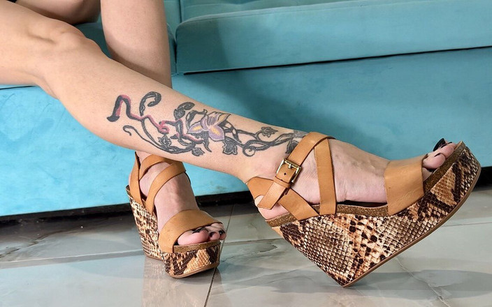 Julia domaina: मेरी नई wedges और black toenails पोलिश लंबी पर