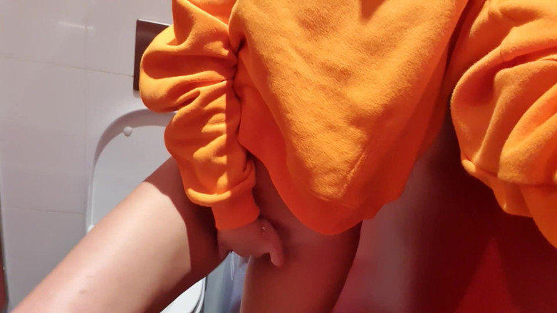 TheloveStory: Ze kan niet meer wachten. Risicovolle masturbatie in een toilet...