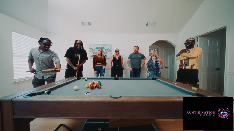 Auntie Nation: Nedělní boční ksousíčko