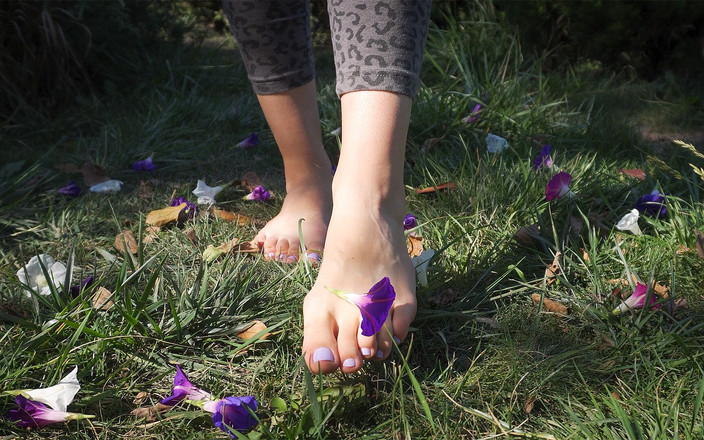 Teasecombo 4K: Crushing Flowers Barefoot dalam Rumput
