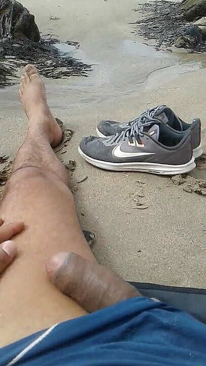 Boy top Amador: Melancap di luar di pantai