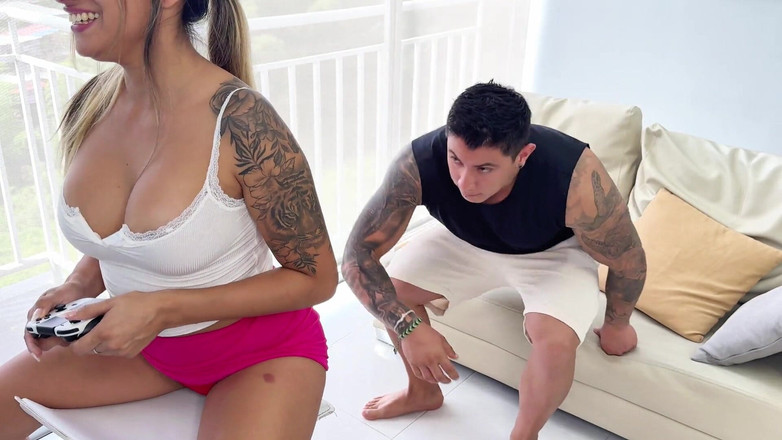 Winter_steph: おっと！巨乳の義理の妹がうっかり私のチンポの上に座ってしまった...そして彼女はそれを楽しんだ