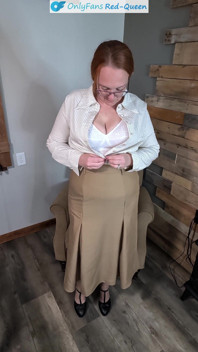 Une secrétaire rousse élégante des années 50 ou une prof s’habille avec une ceinture et des bas - talons, robe, chemisier et pas de culotte