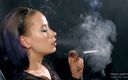Cruel Anettes fetish world: Sigarethouder tussen haar lippen 4k