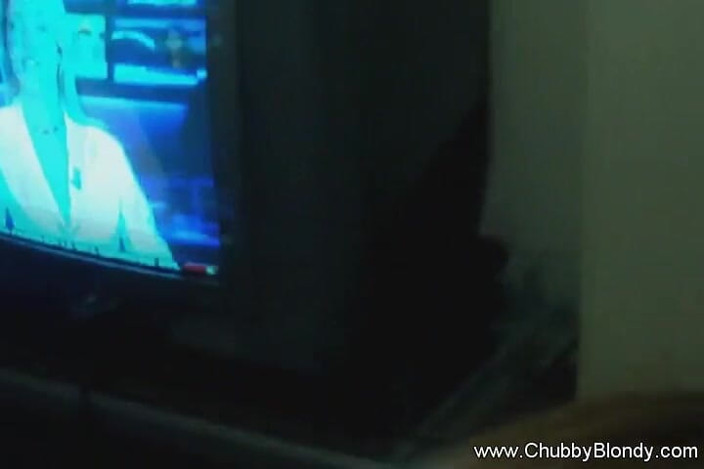 Chubby Blondy: Milf muy caliente chupando polla en casa