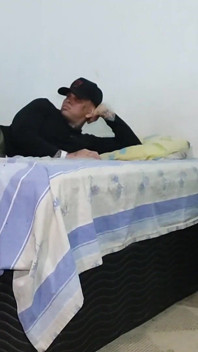 当我最好的朋友出来接电话时，我们对她隐瞒了性行为