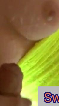 Ateşli seksi göt birden fazla orgazm ile büyük bir yarağa biniyor. POV