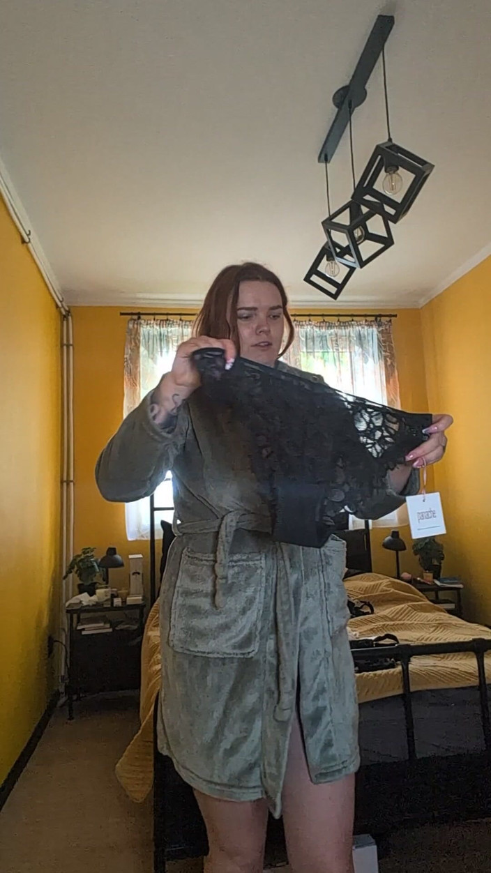 Bastet: बड़े स्तनों वाली मम्मी अधोवस्त्र आजमाती है.