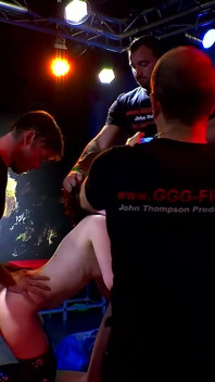 Ggg John Thgompson - Na żywo casting gangbang loszka pokazuje napaloną cipkę tyłek i wytryski